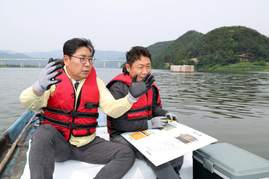 홍태용 시장의 낙동강 시찰 모습. 사진=김해시 제공