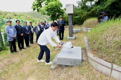 정종복 기장군수가 기장 출신 박영출 독립운동가 묘소를 참배하면서 헌화하고 있다. 사진=기장군 제공