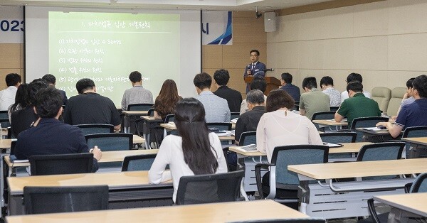 8일 경북도의회 다목적실에서 도의회 직원 100여명을 대상으로 '2023년 맞춤형 법제교육'이 진행되고 있다. 사진=경북도의회 제공