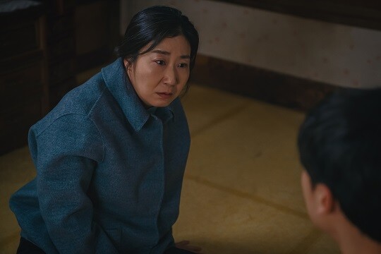 아들 강호 역을 맡은 배우 이도현에 대해 라미란은 "앞으로 더 잘 될 수밖에 없는 배우"라며 엄지를 치켜들었다. 사진=드라마하우스·SLL·필름몬스터 제공