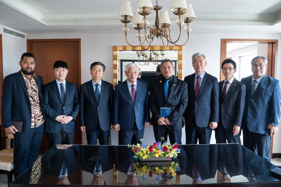 국제청소년연합 박옥수 설립자(가운데에서 왼쪽)와 교육위원이 투발루 총리(가운데에서 오른쪽)와 면담을 갖는 모습. 사진=IYF 제공