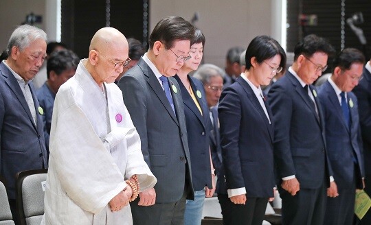 10일 오전 서울 명동대성당 꼬스트홀에서 제36주년 6·10 민주항쟁 기념식이 열리는 가운데 참석자들이 국민의례를 하고 있다.  사진=임준선 기자