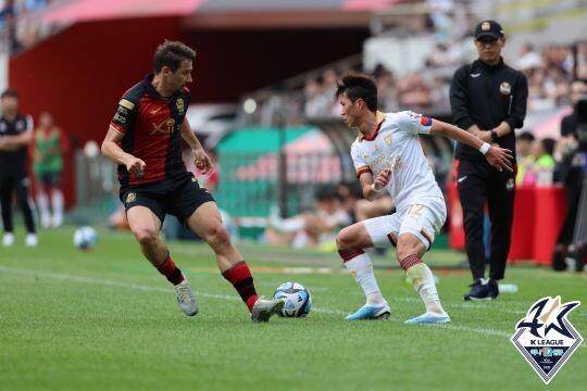 포항스틸러스 김승대와 서울 팔로세비치가 경합하고 있다. 사진=프로축구연맹 제공