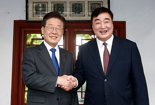 이재명 민주당 대표와 싱하이밍 주한 중국대사가 손을 맞잡았다. 사진=국회사진취재단