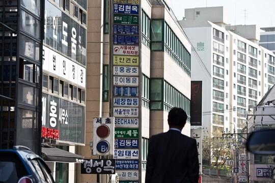 단순 마약 구매범은 그래도 변호사를 구하기 쉬운 편이다. 거꾸로, 마약을 유통한 경우에는 대부분의 전관 변호사들이 사건을 꺼린다. ‘범단죄’가 적용되기 때문이다. 사진은 서초동 법조타운 전경으로 기사의 특정 내용과는 무관하다. 사진=최준필 기자