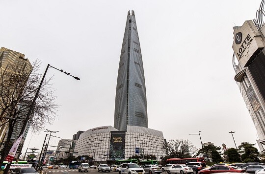 롯데그룹은 잠실 롯데월드타워 건설 당시 일본계 자본의 도움을 받았다. 서울시 송파구 잠실 롯데월드타워. 사진=최준필 기자