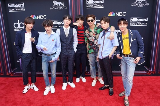 BTS는 빌보드 뮤직 어워즈에서 ‘6년 연속’ 수상했고, ‘아메리칸 뮤직 어워즈’에서는 ‘5년 연속’ 트로피를 거머쥐었다. 최고 권위를 자랑하는 ‘그래미 어워즈’에는 3년 연속 후보에 올랐고, 단독 공연을 펼쳤다. 사진=연합뉴스