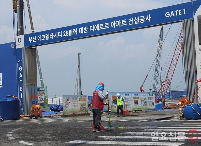 대방건설이 도로변 환경오염 물질을 제거하기 위해 환경요원을 배치한 모습. 사진=정민규 기자