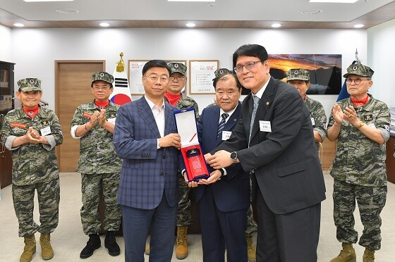 신상진 성남시장이 20일 대한민국 상이군경회로부터 감사패를 전달받고 있다. 사진=성남시 제공