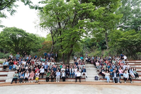 주광덕 남양주시장이 22일 궁집 주변 정비 공사 완료에 따른 개방 행사에 참석해 시민들과 기념촬영하고 있다. 사진=남양주시 제공