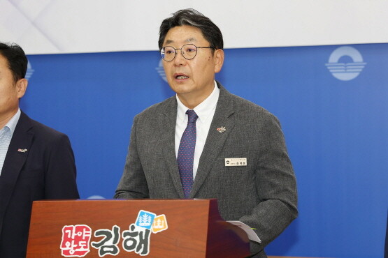 홍태용 김해시장이 취임 1주년 기자회견을 갖는 모습. 사진=김해시 제공