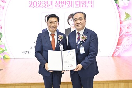 전진선 군수가 김영태 부군수(오른쪽)에게 명예퇴직에 따른 임용장을 교부하고 함께 기념촬영을 하고 있다. 사진=양평군청