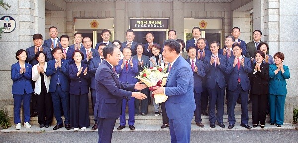 3일 오전 대구시의회 정문에서 이만규 의장을 비롯해 의원들이 박창석 의원의 편입을 환영하고 있다. 사진=대구시의회 제공