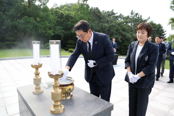 홍태용 시장이 충혼탑을 참배하는 모습. 사진=김해시 제공