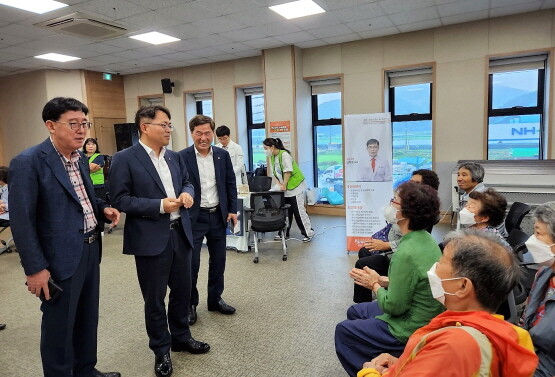 농업인 행복버스 현장에서 이창훈 부본부장(왼쪽 2번 째)이 농업인들과 대화를 하고 있는 모습. 사진=경남농협 제공