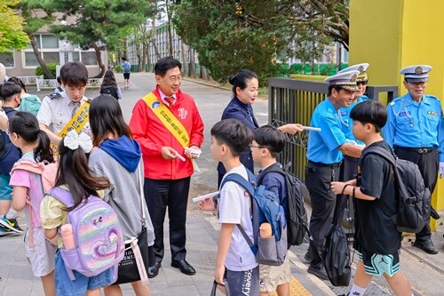 양평초등학교 등교 시간에 맞추어 교통지도 및 교통안전홍보 캠페인에 참여한 전진선 양평군수. 사진=양평군청 제공