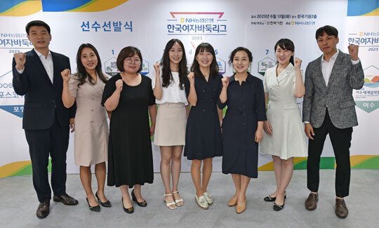 선발식을 마친 각 팀 감독들. 왼쪽부터 이상헌, 김효정, 권효진, 김미리, 김혜림, 이정원, 이다혜, 이현욱 감독. 사진=한국기원 제공