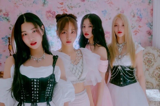 연예계 관계자들 사이에서는 피프티 피프티 사태가 기존 아이돌 그룹의 소속사에 대한 부당대우, 미정산 문제와는 다른 결이라는 점을 지적하며 계약 해지 사유로 보기 어려울 것이라는 분석이 나왔다. 사진=어트랙트 제공