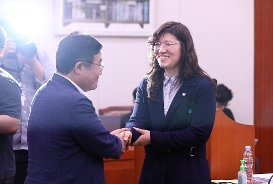 장미란 문화체육관광부 제2차관이 7일 국회에서 열린 문화체육관광위원회 전체회의에 출석해 의원들과 인사를 나누는 모습. 사진=박은숙 기자