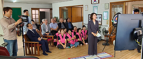 지난 6일 외동분회 경로당에서 경로당 행복선생님과 어르신들이 디지털 역량강화교육을 진행하고 있다. 사진=경주시 제공