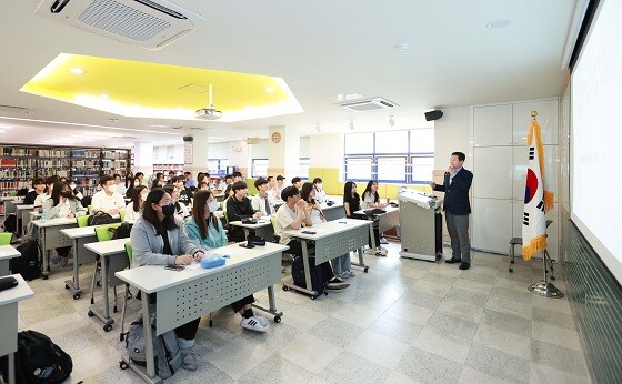 이상일 용인특례시장이 7일 용인고에서 '관찰하고 상상하고 물음을 던져라'라는 주제로 특강을 하고 있다. 사진=용인특례시 제공