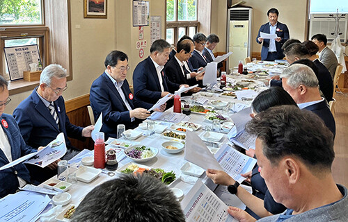 경주시가 10일 낮 12시 '2025 APEC 경주유치 범시민추진위원회'와 지역 한 식당에서 오찬 간담회를 갖고 상반기 주요 APEC 유치 추진상황과 향후 계획을 점검하고 있다. 사진=경주시 제공