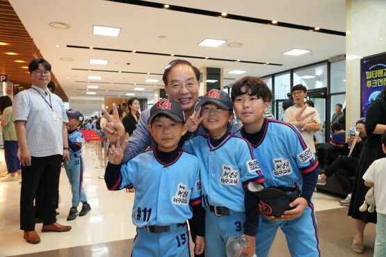 하윤수 교육감의 공연장 방문 모습. 사진=부산시교육청 제공