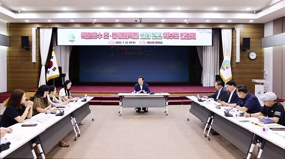 김성제 의왕시장이 12일 백운호수 초중통합학교 설립과 관련해 학부모 간담회를 갖고 있다. 사진=의왕시 제공