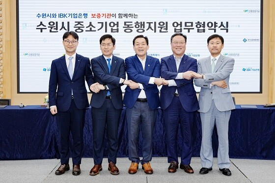 이재준 수원특례시장이 11일 '중소기업 동행지원' 업무협약 기관 관계자들과 기념촬영하고 있다. 사진=수원특례시 제공