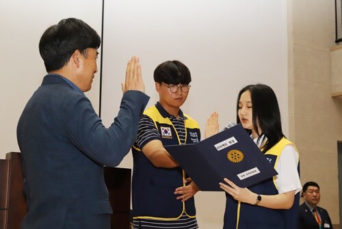 조수아 회장이 양일고 김기상 교장에게 취임선서를 하고 있다. 사진=김현술 기자