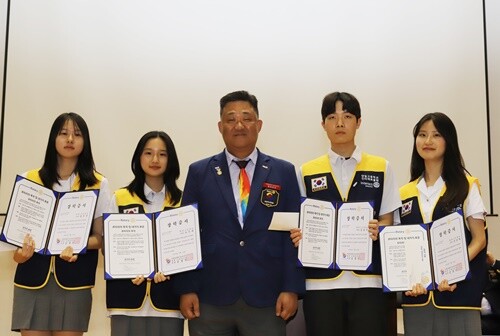 양평로타리클럽 김창민 회장이 장학금을 전달하고 기념촬영을 하고 있다.(왼쪽부터 정수진, 조수아, 김성주, 신선아 학생) 사진=김현술 기자