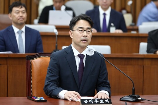 권영준 대법관 후보자가 7월 11일 오전 국회에서 열린 인사청문특별위원회 전체회의에서 자료제출 요구에 답변하고 있다. 사진=박은숙 기자