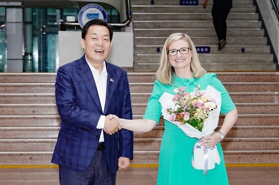 이재준 수원특례시장이 수원시청을 방문한 케이트 가에고(Kate Gallego) 피닉스시장을 환영하고 있다. 사진=수원특례시 제공