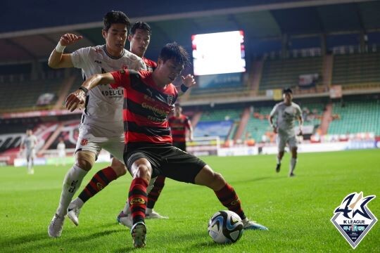 포항스틸러스 캡틴 김승대가 제주 이주용과 경합하고 있다. 사진=프로축구연맹 제공