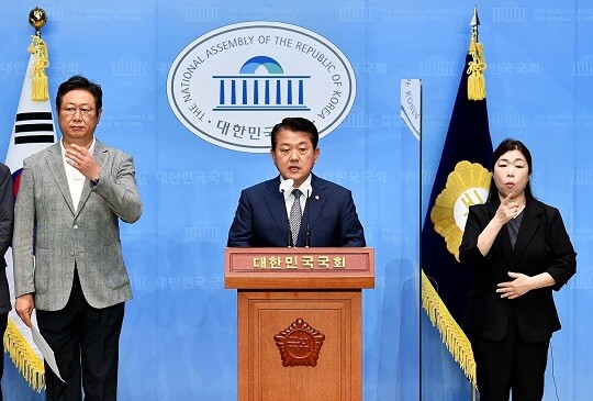 김병주 더불어민주당 의원이 국회 소통관에서 기자회견을 갖는 모습. 사진=박은숙 기자