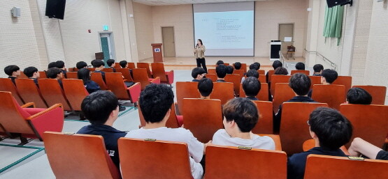 7월 18일 오전 경남항공고등학교 학생을 대상으로 열린 진로·취업 특강 모습. 사진=경상국립대 제공