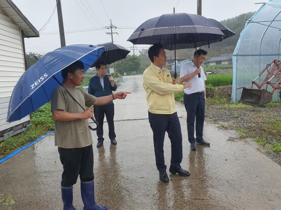 김주양 본부장(왼쪽 세 번째)이 집중호우 피해예방을 위한 현장점검을 실시하는 모습. 사진=경남농협 제공