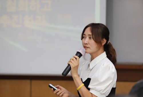양평군의회 여현정 군의원이 최근 논란이 된 서울-양평고속도로 사태에 대해 설명하고 있다. 사진=김현술 기자