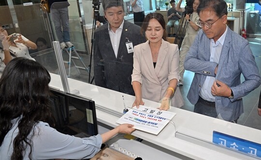 더불어민주당 최재관 여주양평지역위원장 등 관계자들이 7월 25일 경기남부경찰청 민원실을 찾아 서울-양평 고속도로 백지화 논란과 관련해 전진선 양평군수 등에 대한 고발장을 제출하고 있다. 사진=연합뉴스
