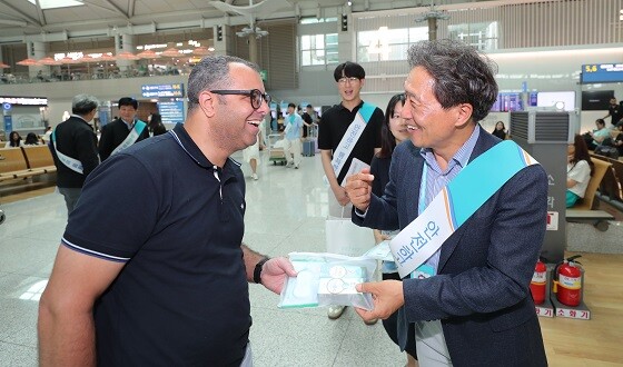 인천국제공항공사 이학재 사장이 25일 여객들에게 안전여행 홍보문구가 담긴 모기퇴치용품을 여객들에게 나눠주고 있다. 사진=인천국제공항공사 제공