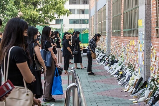 서울 서초구 서이초등학교 내부에 고인이 된 서이초등학교 담임교사 A 씨 추모공간이 만들어져 있다. 사진=최준필 기자