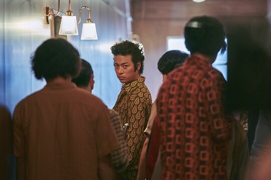 '밀수'의 장도리로 관객들에게 큰 호평을 받은 박정민은 박찬욱 감독이 각본을 맡은 넷플릭스 오리지널 영화 '전,란'으로 장편 사극 영화 첫 주연에 도전한다. 사진=영화 '밀수' 스틸컷