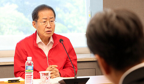 홍준표 시장이 1일 시청 산격청사 대회의실에서 간부회의를 주재하고 있다. 사진=대구시 제공
