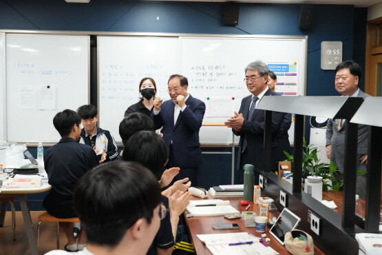 하윤수 교육감의 해동고 방문 모습. 사진=부산시교육청 제공