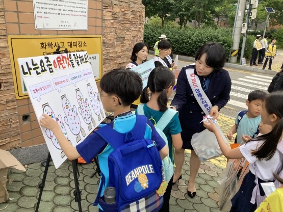 교통안전캠페인 설문조사 모습. 사진=김해시 제공