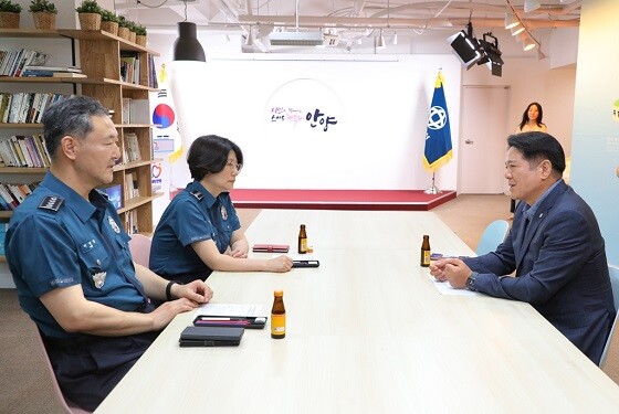 최대호 안양시장이 7일 구은영 동안경찰서장, 이연형 만안경찰서장과 간담회를 갖고 있다. 사진=안양시 제공
