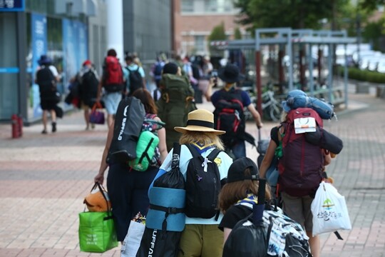 2023 새만금 세계 스카우트 잼버리에서 조기퇴영한 우크라이나 스카우트 대원들이 8월 8일 오후 인천시 연수구 송도국제도시 연세대 국제캠퍼스에 도착해 숙소로 이동하고 있다. 사진=임준선 기자