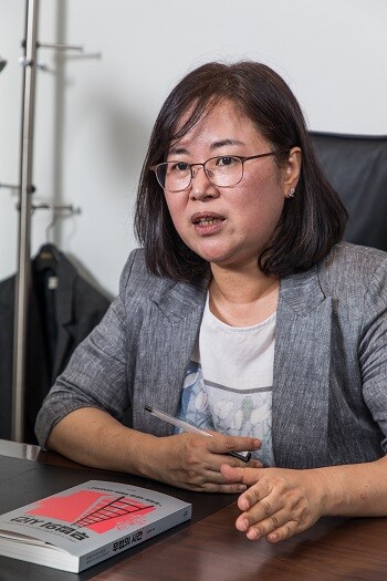 자신이 맡은 학교 폭력 피해 사건 재판에 수차례 출석하지 않아 패소한 권경애 변호사가 대한변호사협회(변협)로부터 받은 정직 1년의 징계가 8월 12일 확정됐다. 사진=최준필 기자