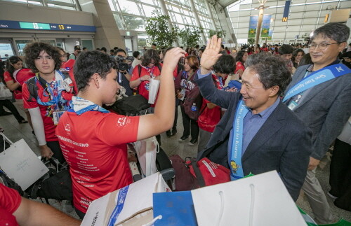 12일 오전 인천공항 제1여객터미널 출국장에서 인천국제공항공사 이학재 사장(사진 오른쪽)이 출국하는 잼버리 대원들에게 인천공항 기념품 및 여행용품 등을 기념품으로 전달하며 환송하고 있다. 사진=인천공항공사 제공