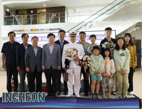 인천항 국제여객터미널에서 입항 승객 대상 기념촬영을 하고 있다. 사진=인천항만공사 제공